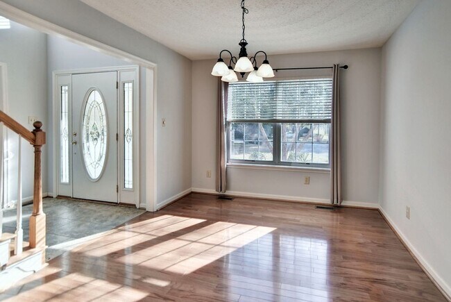 Building Photo - Updated Poquoson Home on Large Lot
