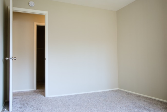 Building Photo - Wheeling, Lexington Commons 2BR/2BA 1 Garage & 2 Pools!