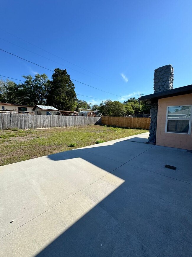 Building Photo - 813 Center Ln