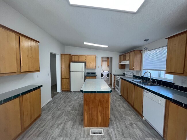 Building Photo - 1404 River Run Ln