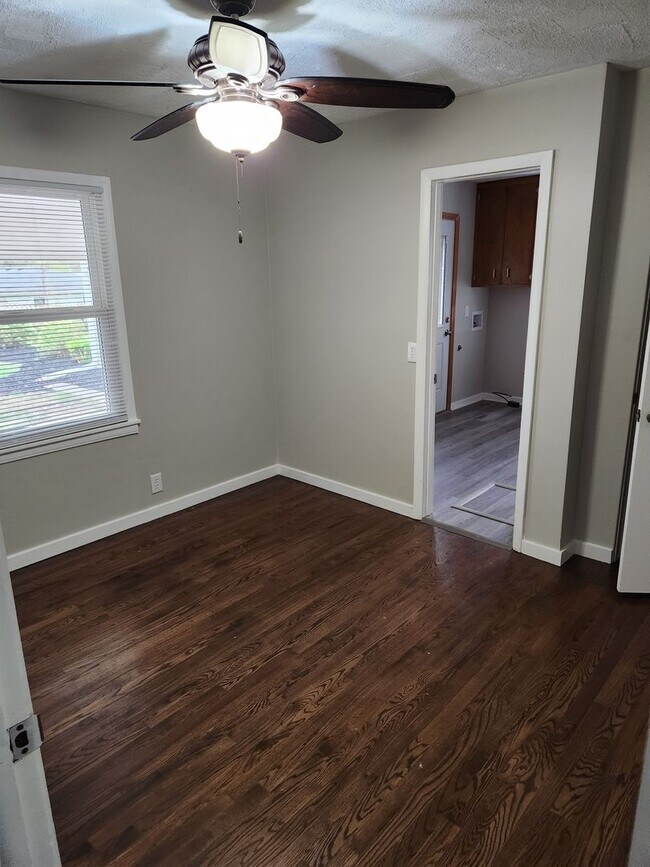 Building Photo - 3/2 newly remodeled, with 1 car garage and...
