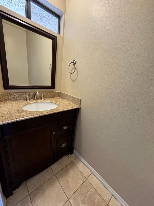 Building Photo - Light and Bright Townhouse-style condo in ...