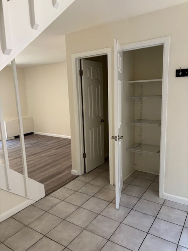 Building Photo - Close to Campus 2BD/1.5 BA Townhouse - Ava...