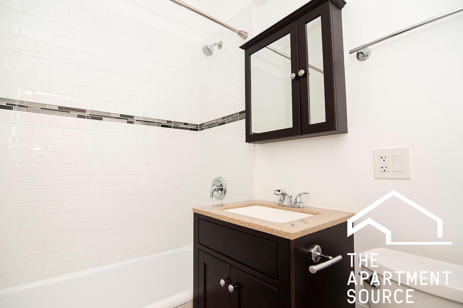 Building Photo - 624 W Roscoe St