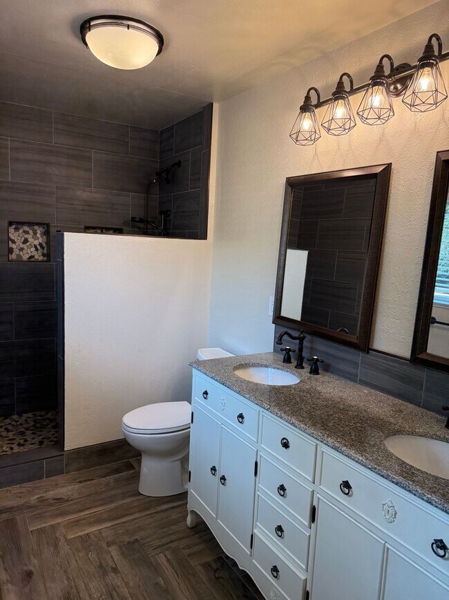 Building Photo - Recently Remodeled Home in Charming Neighborhood