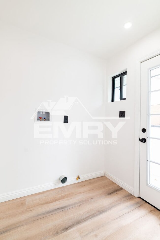 Building Photo - Amazing Deal 3 Bed 2 Bath House Arrington Ave Downey