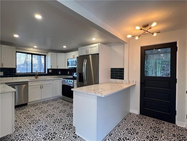 Building Photo - 658 Fort Couch Rd