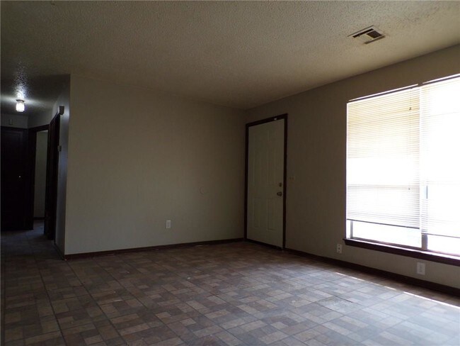 Building Photo - 3061 Overland Dr