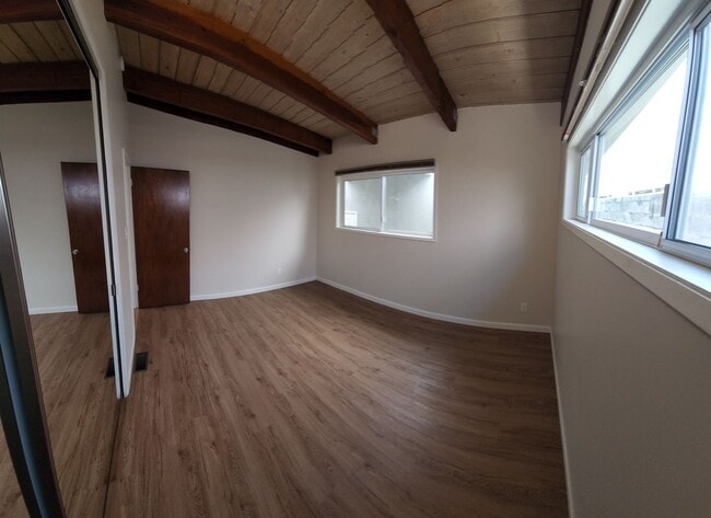 Building Photo - Large 5 Bedroom Home close to Poly Campus!!