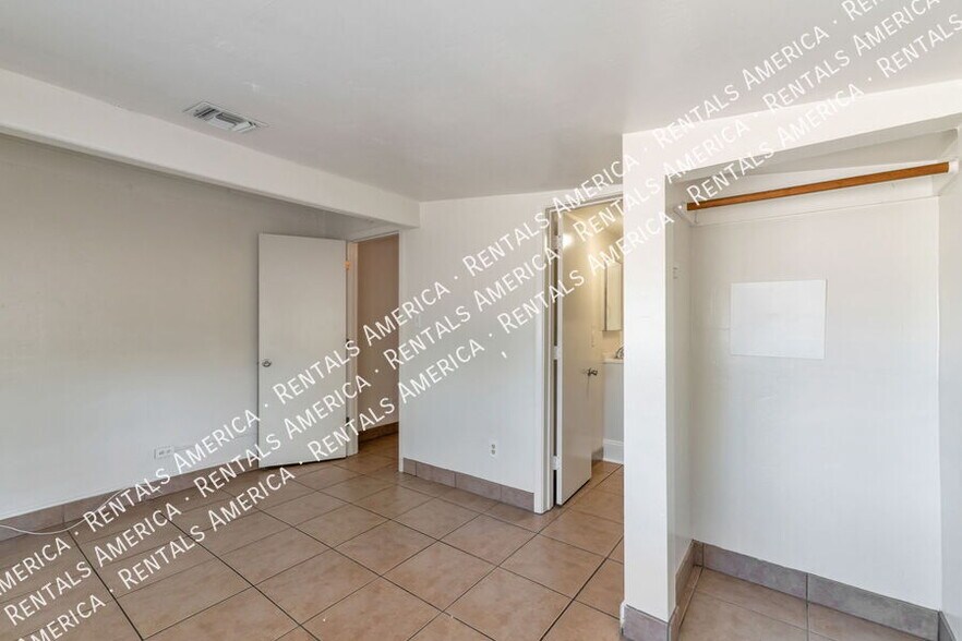 Building Photo - 5111 E Peach St