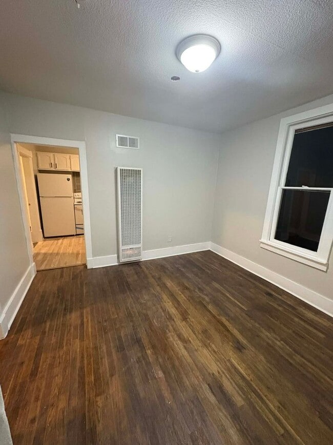 Building Photo - 3129-3131 N Wellington PL