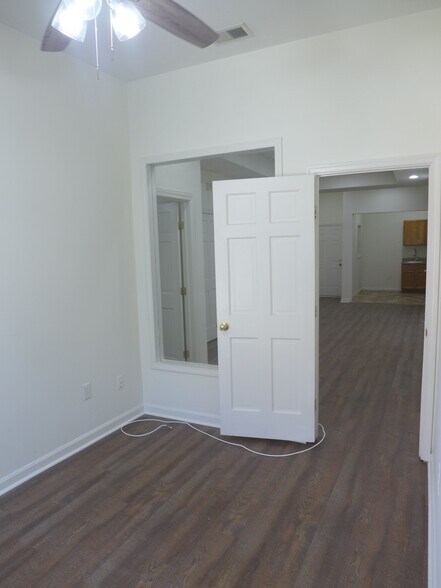 Building Photo - 326 Park Ave