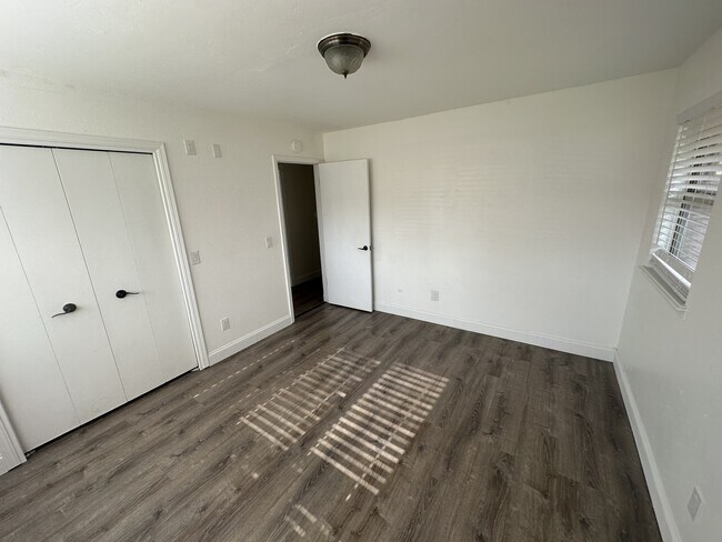 Building Photo - 5208 Mackleman Dr