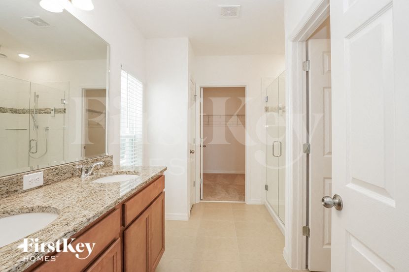 Building Photo - 5086 Royal Point Ave