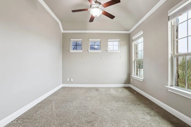 Building Photo - 8804 Vantage Point Dr