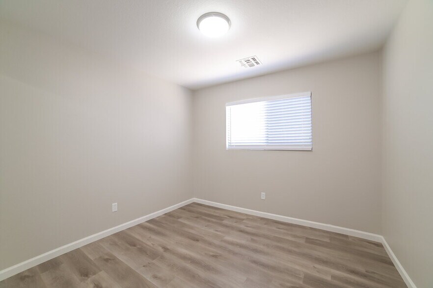 Building Photo - 10529 W Foothill Dr