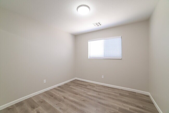 Building Photo - 10529 W Foothill Dr