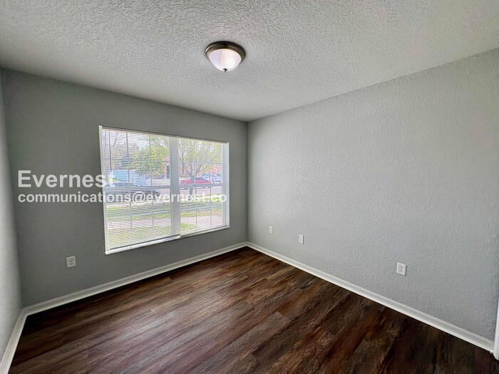 Building Photo - 2219 15th Ave E