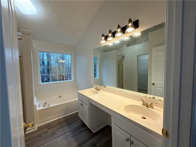 Building Photo - 620 Manor Glen Dr