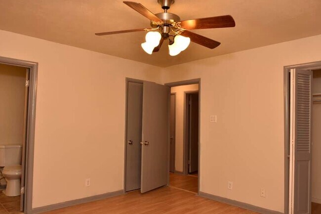 Building Photo - 2506 BEVERLY DR