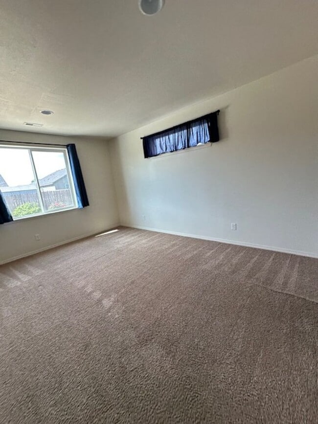 Building Photo - Spacious 3-Bedroom Home with Dedicated Off...