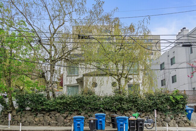 Building Photo - 532 12th Ave E
