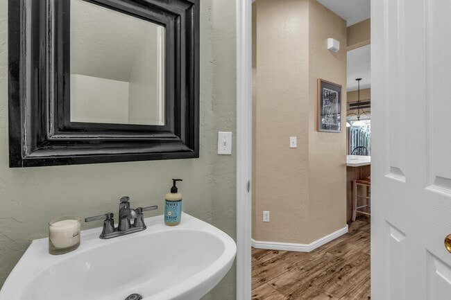 Building Photo - Cottage Loop Townhome