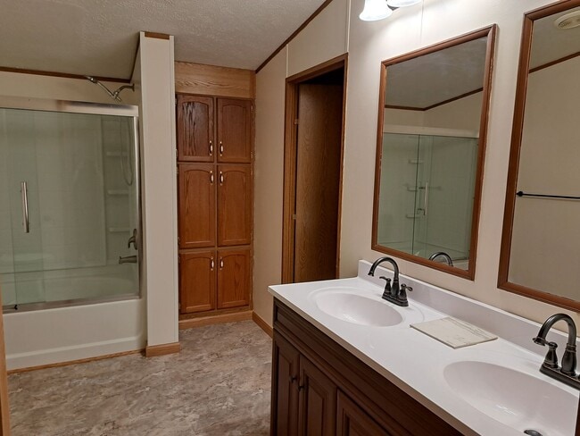 Building Photo - Ranch style 3 BR 2 BA