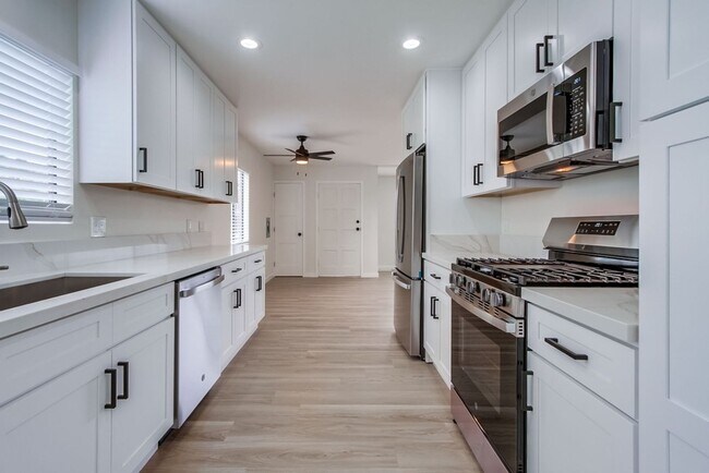 Building Photo - Charming Fully Remodeled 3-Bedroom Home in...
