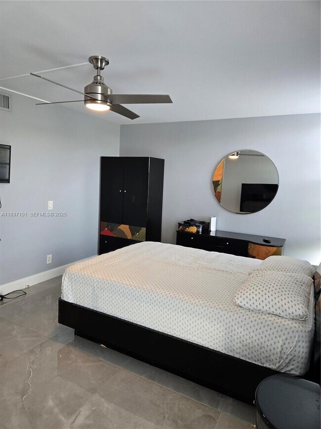 Building Photo - 3401 N Country Club Dr