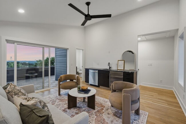 Building Photo - "Spacious 4-Bed, 4.5 bath, AMAZING views, fenced in yard