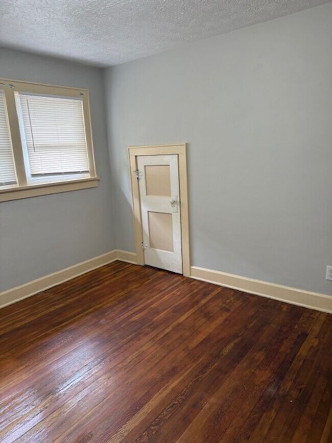 Building Photo - Large 3 Bedroom home with 2 car garage