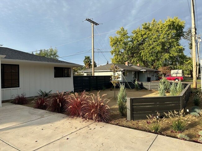 Building Photo - Luxury 2 bedroom 1 bath duplex in a great neighborhood!