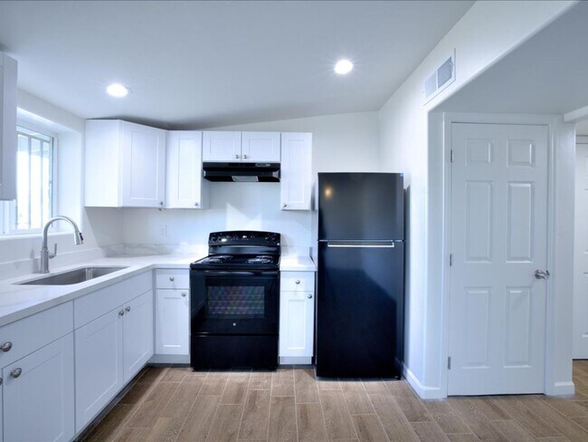 Building Photo - Beautifully Updated 1 Bedroom Home – Ready...