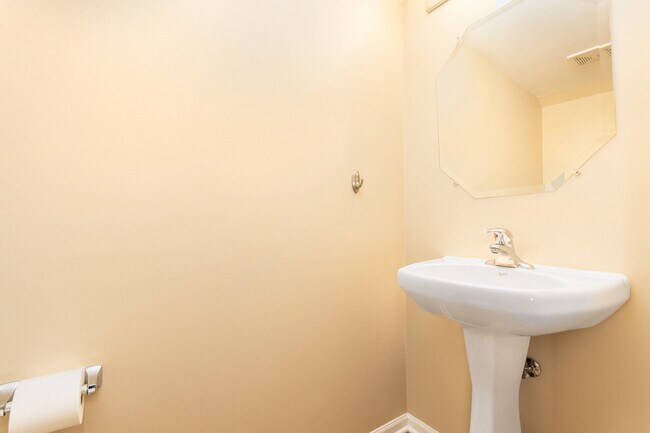 Building Photo - 2611 Canyon Dr