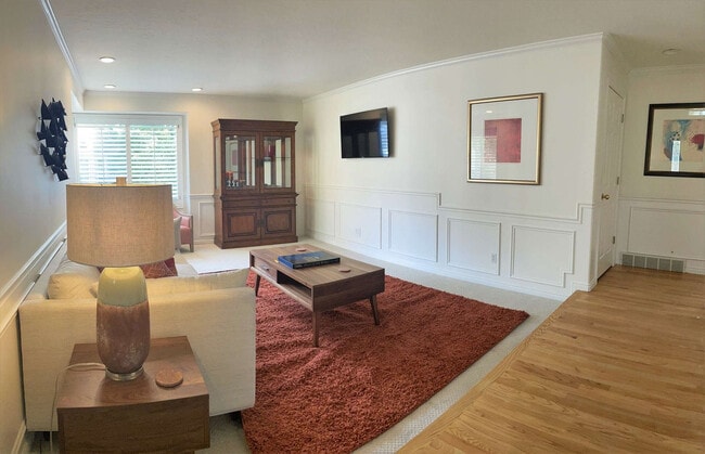 Building Photo - 2009 Sweetbriar Ln