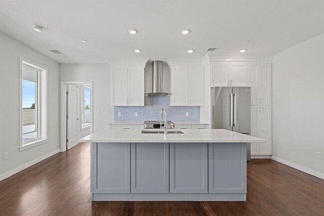 Building Photo - 267 Old Colony Ave