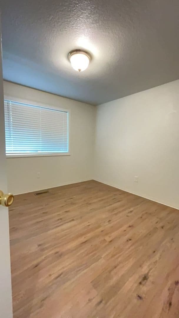 Building Photo - 3 Bedroom 2 Bath Home with a 2 Car Attache...