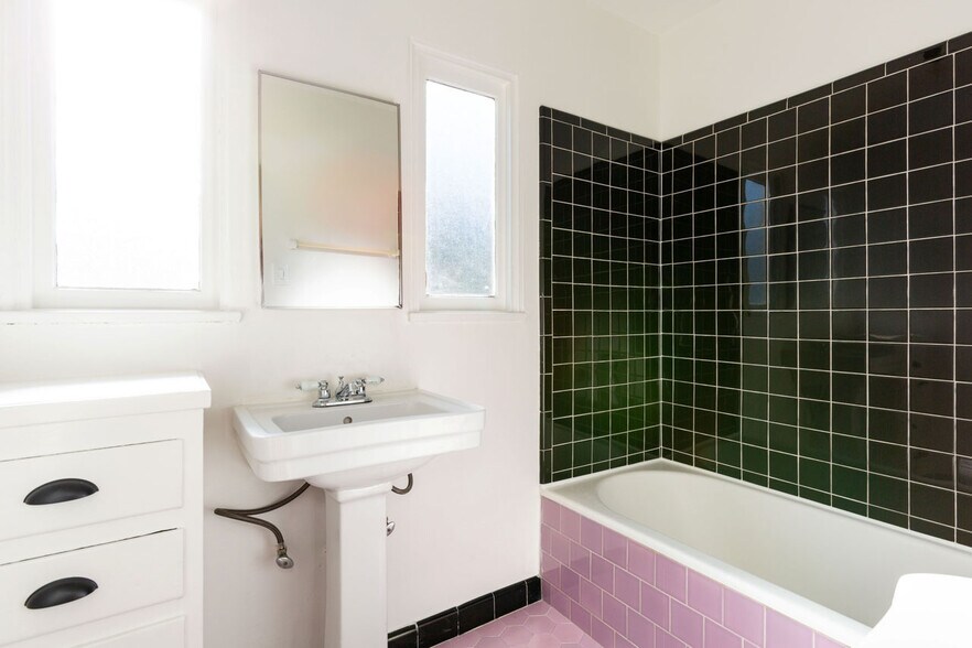 Vintage-inspired bathroom - 4117 Edenhurst Ave