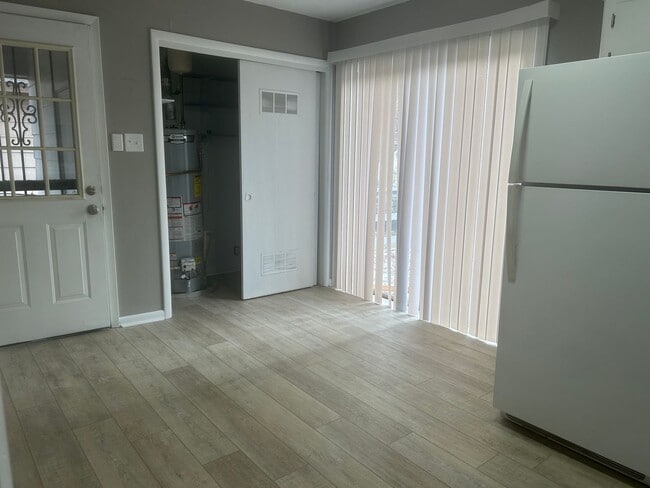 Building Photo - 405 Lindenhurst Dr