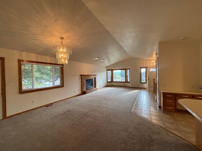 Building Photo - Beautiful 2 Bedroom 2 Bathroom Storage Galore!