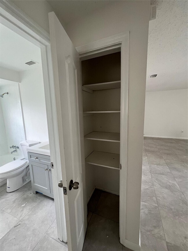 Building Photo - 308 Essex Dr