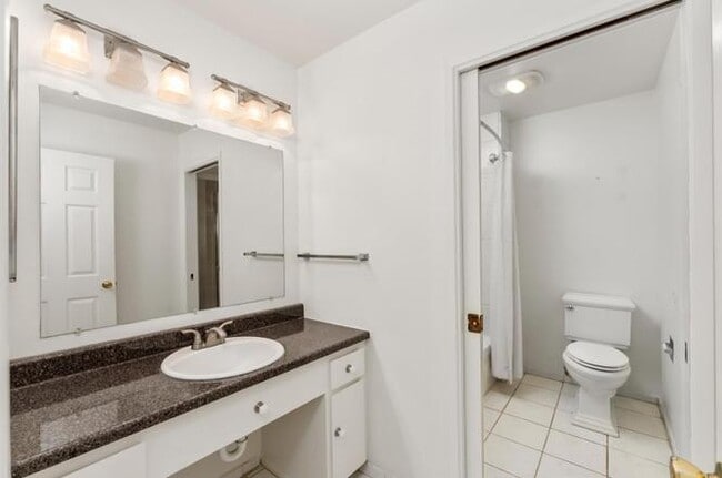 Building Photo - 709 Woodside Ln E