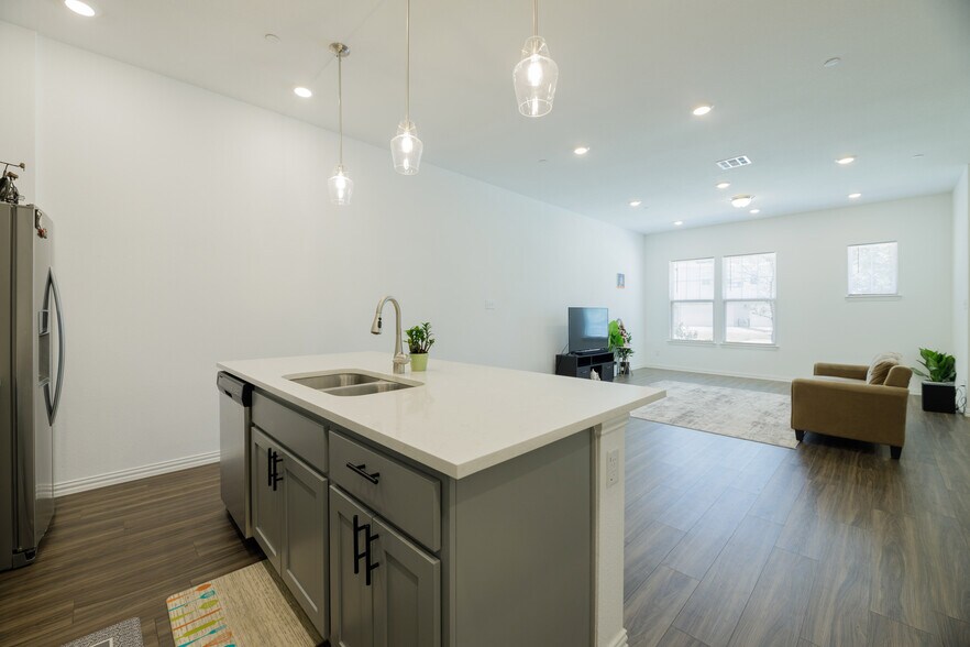 Building Photo - 9916 Hennings St