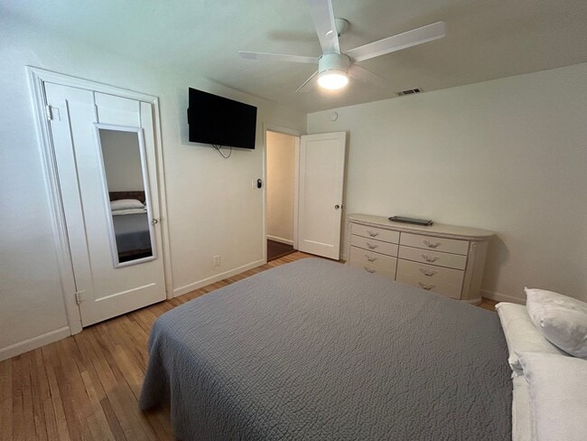 Building Photo - 2 bed, 1 bath, Bonus Room with Built-in Bar