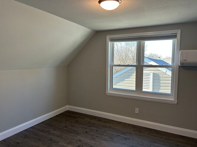 Building Photo - Modern Renovation in Sought-After Area