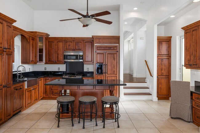 Building Photo - 3-bedroom 3.5 Coronado Village home near schools