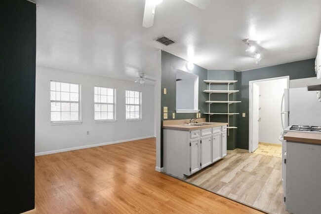 Building Photo - 1304 Delano St