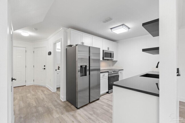 Building Photo - 707 Majestic Dr