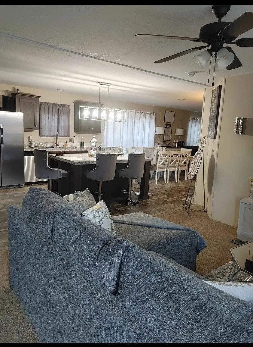 Building Photo - Room in House on Robin Ln